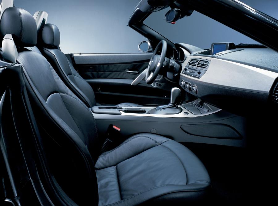 Интерьер BMW Z4 3.0i Roadster (E85) 2002 года  (фото 11 из 28)